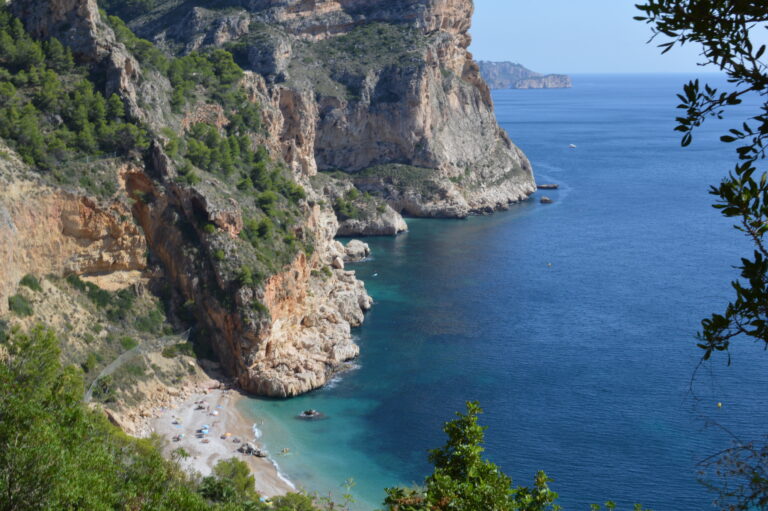 Exploring Alicante’s Coastline: Best Beaches and Coastal Walks